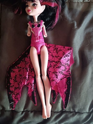 Monster High Ghoul-to-Bat Draculaura used doll