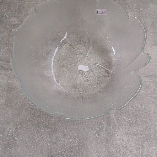 Bowl and three leaf-shaped plates like new with embossed details