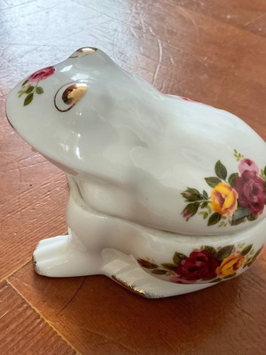 Cottage rose porcelain miniature like new, Royal Albert style