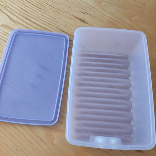 Tupperware container 1.6L with adjustable ventilation system, like new