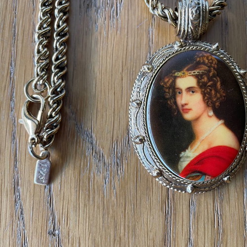 Vintage pendant new with portrait, multicolored, gold-colored