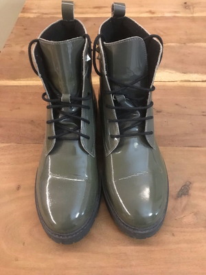 Armani women's ankle boots size 41 like new, gray missing left logo