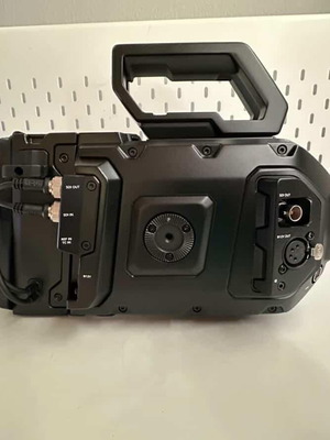 Blackmagic URSA Mini Pro 4.6K G2 like new, V-Mount ready kit