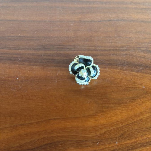 Decorative pins for coats and cardigans like new, pack of 3