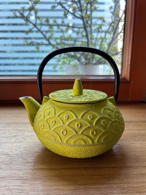 Cast iron teapot 600ml in green color like new