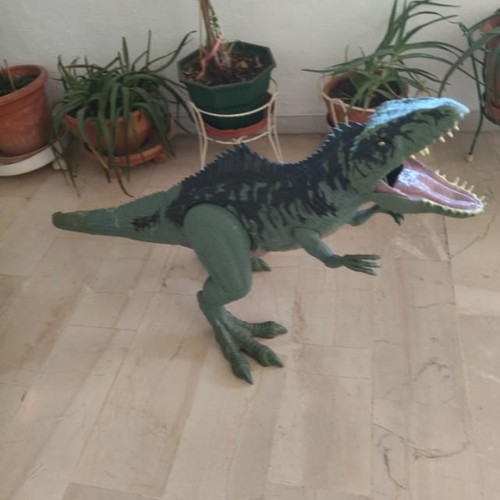 Jurassic World Mattel Dinosaur Figures used, 1 meter Tyrannosaurus and Gigantosaurus