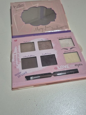 Essence eyeshadow and contouring palette