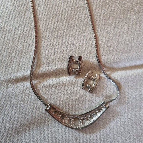 Jewelry set like new, silver necklace and earrings
