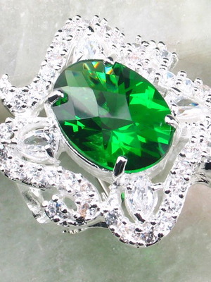 Fashion 925 silver ring with Tsavorite colour crystal new