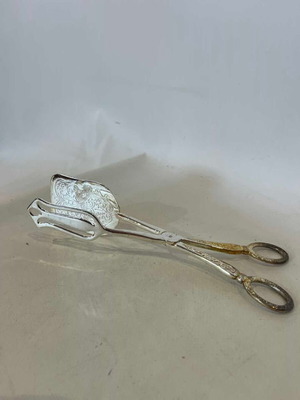 Vintage silver-plated serving tongs with embossed design, 21cm