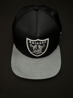 New Era Oakland Raiders σατέν καπέλο πολύ καλή κατάσταση, μεγάλο μέγεθος