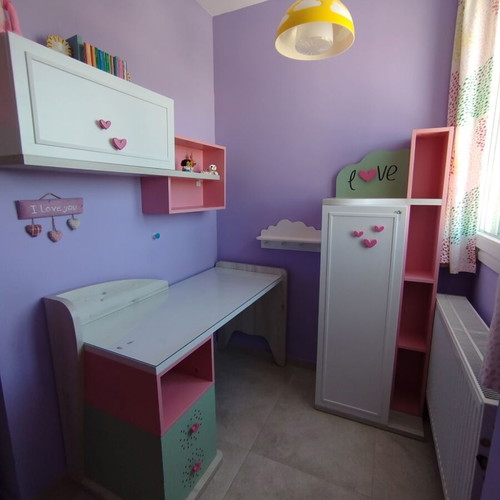 Candy children's desk set like new with chair