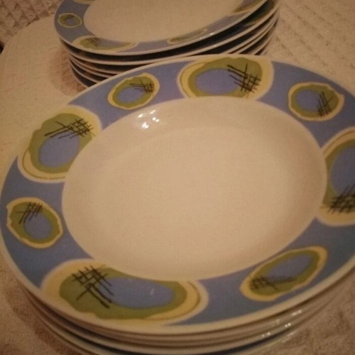 House set of 12 plates like new, 6 shallow and 6 soup