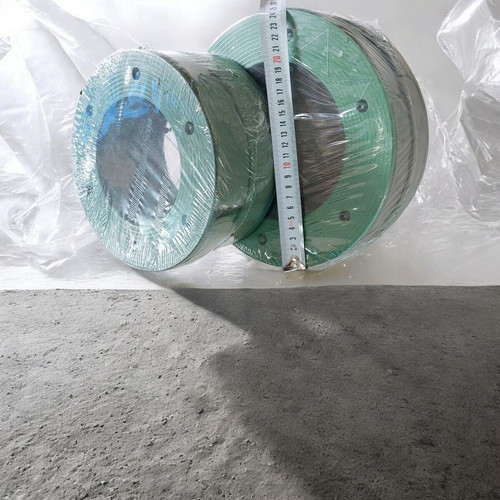 Floral arranging supplies like new, 4 moss wreaths, 12 bouquet bases