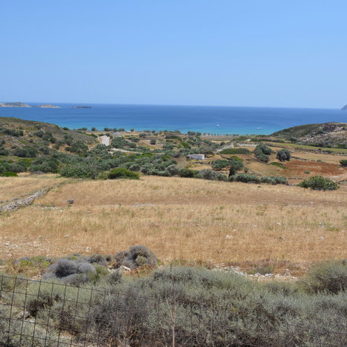 Οικόπεδο 6.400 τ.μ. στην Κίμωλο με θέα θάλασσα, οικοδομήσιμο