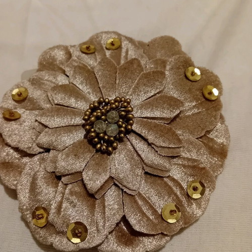 Velvet brooch new, beige with golden birds