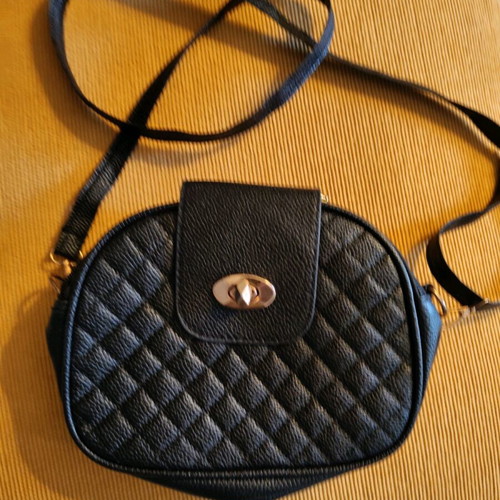 Black crossbody bag like new with 3 compartments