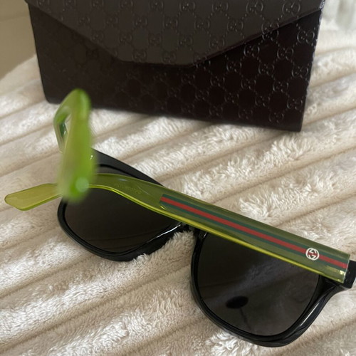 Gucci sunglasses unisex with green mirror lenses and black frame like new