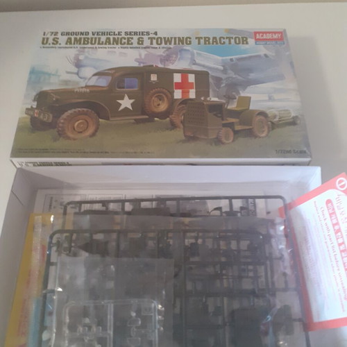 U.S Ambulance & Towing Tractor Model Kit 1/72 New