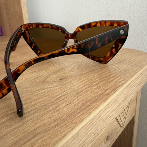Women's sunglasses with small scratch, like new