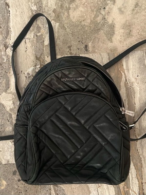 Τσάντα πλάτης Michael Kors μεταχειρισμένη, καπιτονέ, μαύρη
