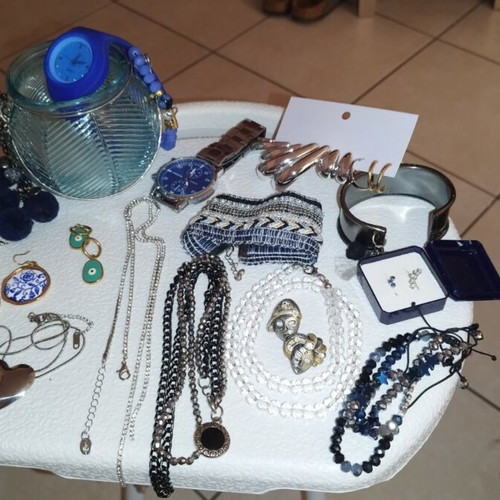 Vase with jewelry set
