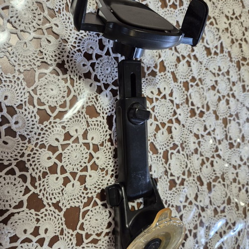 Iottie One Touch 4 car phone holder used, suction cup damaged
