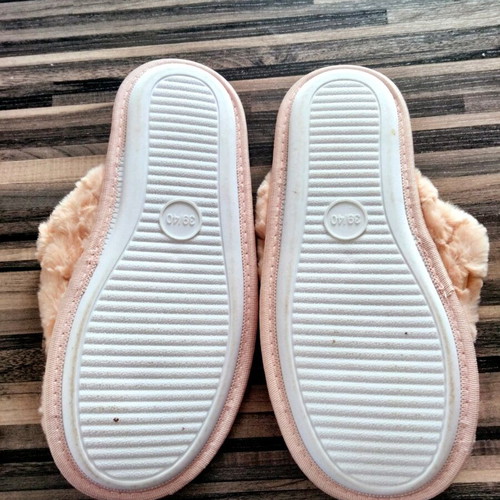 Fur slippers like new, size 38, pink-salmon with fur