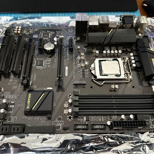 Gigabyte GA-Z270-HD3P motherboard and Intel Core i3-7100 processor