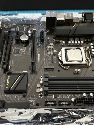 Gigabyte GA-Z270-HD3P motherboard and Intel Core i3-7100 processor