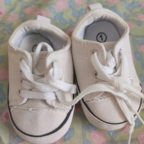 Baby hug shoes like new condition