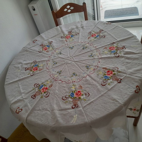 Large embroidered tablecloth, diameter 1.70 m