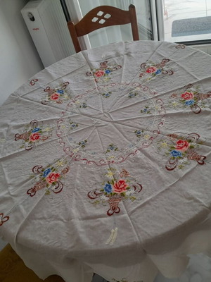 Large embroidered tablecloth, diameter 1.70 m