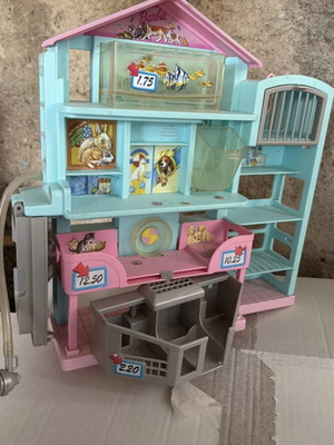 Mattel Barbie veterinary clinic used in good condition