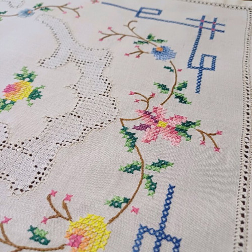 Embroidered narrow table runner like new approx. 80x40