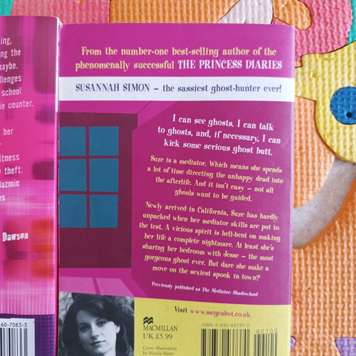 Mystery book set like new, pack of 4, English
