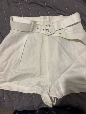 Zini linen shorts used, size 40 with belt, white