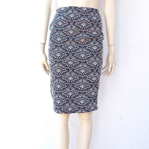 Elastic midi skirt used with jacquard pattern in white, black, gray