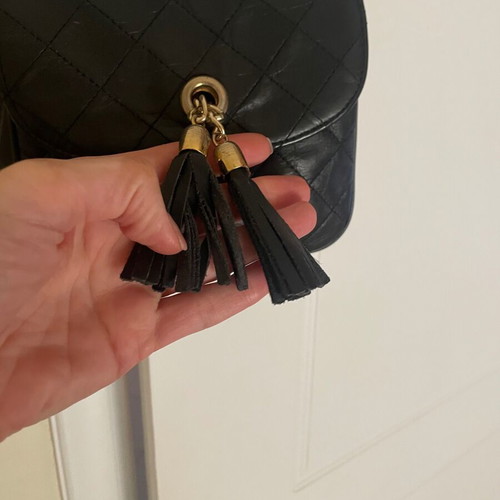 Shoulder bag used with black chain detail