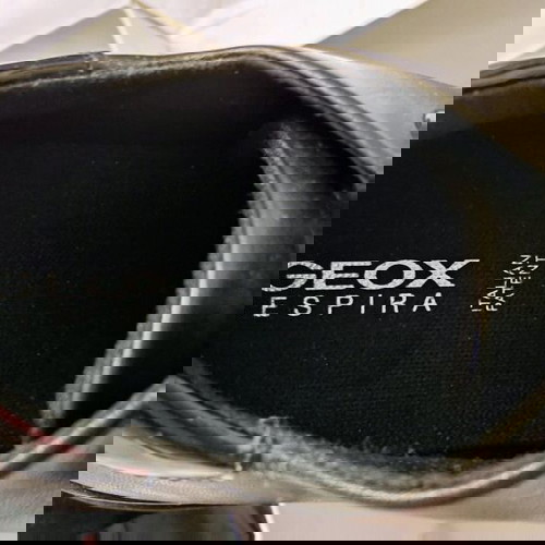 Γυναικεία sneakers Geox No 40 σε μαύρο δέρμα και λουστρίνι, σε άριστη κατάσταση