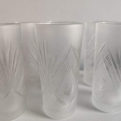 Vintage crystal water glasses with geometric diamond design