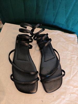 Ideal Shoes black leather sandals like new, size 40