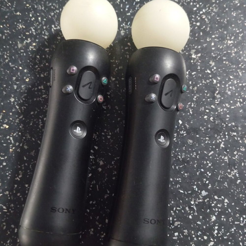VR headset with dual controllers for PlayStation 4