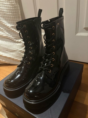 Boots type ankle boots black patent leather new, size 39