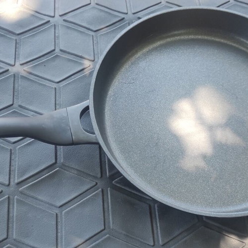 Nonstick frying pan 33 cm