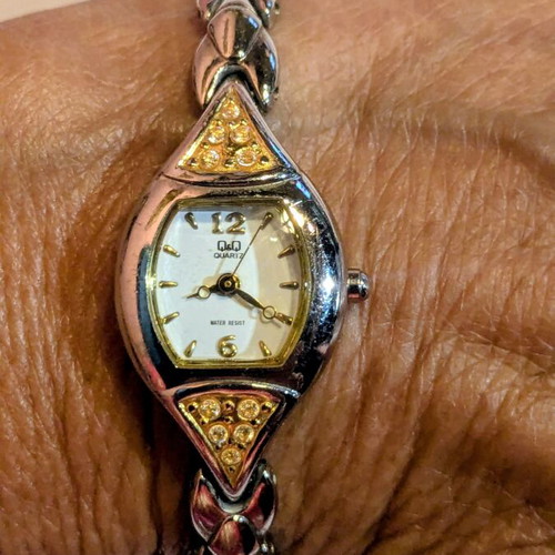 Q&Q women's wristwatch like new, bracelet style with gold strass