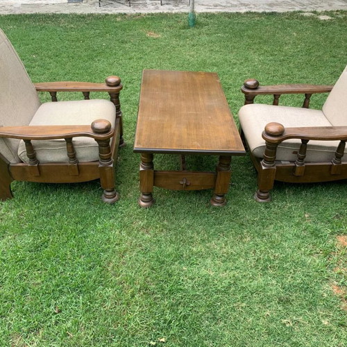 Table with two chairs like new, solid wood