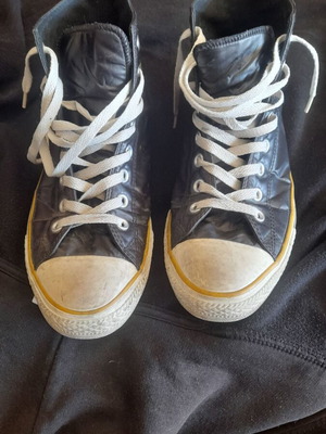 Converse All Star High Top sneakers used, size 42.5, black with yellow accents