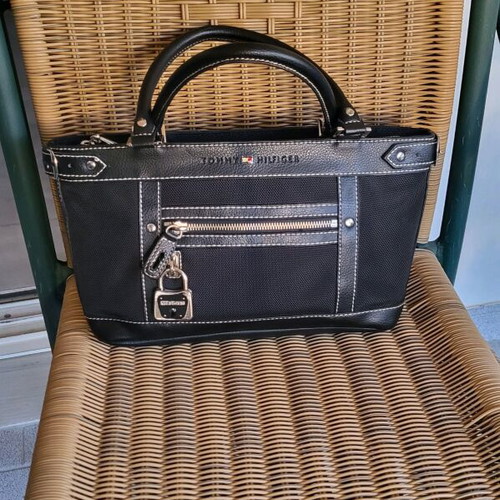Τσάντα χειρός Tommy Hilfiger μαύρη σαν καινούργια