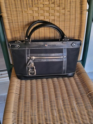 Τσάντα χειρός Tommy Hilfiger μαύρη σαν καινούργια